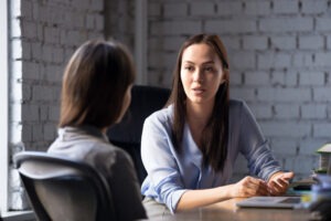 A spousal support lawyer in Loudoun County speaking with a client.